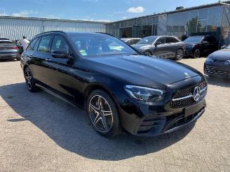 Mercedes E-klasse 300 T AMG Lin *PANO - NAVI - KAM* picture 2