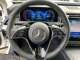 Mercedes E-klasse 300 T Avantgard * KAM - AHK - NAV * picture 30