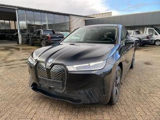 krockskadad bil auto BMW iX 40 xDrive *HEAD-UP - AHK - KAM - NAVI* 2024/6