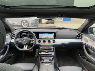 Mercedes E-klasse 300 T AMG Lin *PANO - NAVI - KAM* picture 22