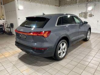 krockskadad bil auto Audi Q8 e-tron 55 quattro advanced HUD/AHK/KAM/NAVI 2024/6