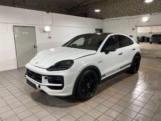 Vaurioauto  passenger cars Porsche Cayenne Coupe Turbo E-Hybrid mit GT-Paket HUD 2024/12