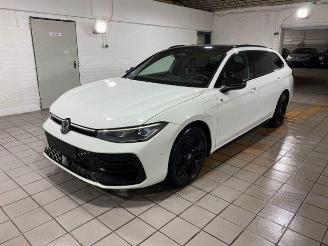 krockskadad bil auto Volkswagen Passat Variant 1.5 TSI e-Hybrid R-Line HUD/KAM 2025/4