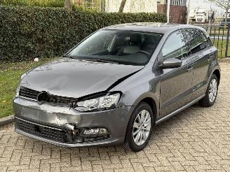 krockskadad bil auto Volkswagen Polo 1.2 TSI | Highline | Cruise control | PDC | 1e Eigenaar | 2014/8