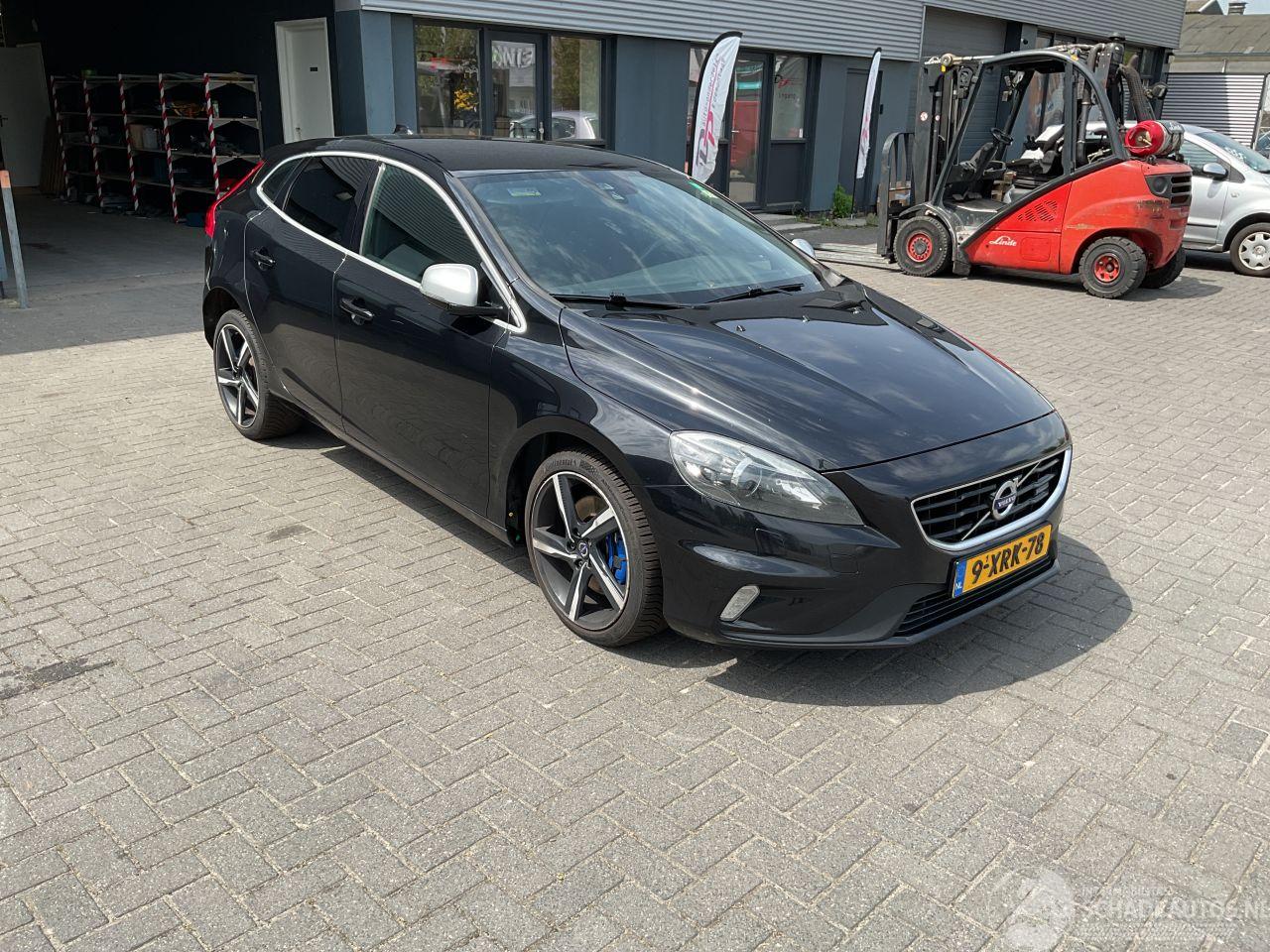 Volvo V-40 R-Design