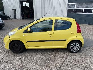 Peugeot 107 5deurs benzine picture 9