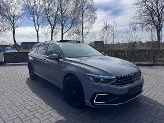 krockskadad bil auto Volkswagen Passat Passat Variant GTE Panorama HUD Camera ACC Nardo VOL 2022/3