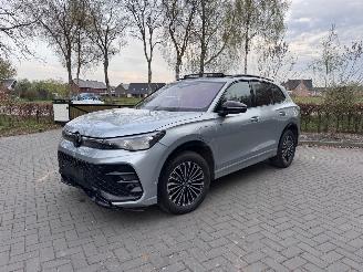 krockskadad bil auto Volkswagen Tiguan Volkswagen Tiguan 1.5 TSI eHybrid 200 kW R-Line PANO HUD 2025/3