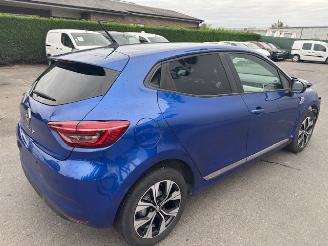 Damaged car Renault Clio LIMITED 2021/6