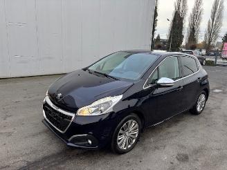 Vaurioauto  passenger cars Peugeot 208  2019/6