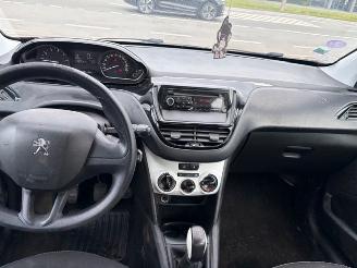 Peugeot 208  picture 8