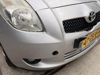 Toyota Yaris 1.3 semi-automaat, rijdbare schade picture 4