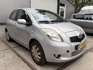 Toyota Yaris 1.3 semi-automaat, rijdbare schade picture 3