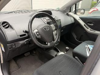 Toyota Yaris 1.3 semi-automaat, rijdbare schade picture 17