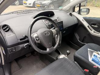 Toyota Yaris 1.3 semi-automaat, rijdbare schade picture 15