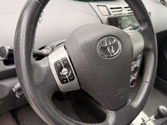 Toyota Yaris 1.3 semi-automaat, rijdbare schade picture 16