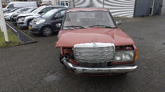 Mercedes 200-280 diesel 200 d loopt super!! picture 2