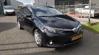 damaged passenger cars Toyota Auris 1.2T Aspiration 2015 weinig schade 2015/1