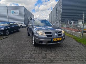 krockskadad bil auto Mitsubishi Outlander 2.0 invite plus lichte rijdbare schade nette auto! 2006/1