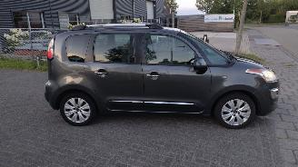 Citroën C3 picasso 1.2 Exclusive Mooie auto Lichte schade picture 8
