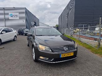 Volkswagen Passat 2.0 TDI Highline BlueMotion Technisch 100 procent ok!! picture 4