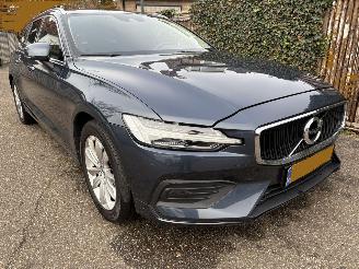 Volvo V-60 2.0 B4 Momentum Business AUTOMAAT MET ELEKTRICITEIT-MOTOR picture 3