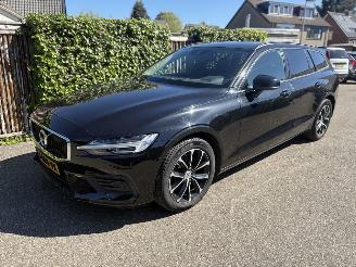 krockskadad bil auto Volvo V-60 2.0 V60 Momentum Advantage AUTOMAAT 174PK 2020/10
