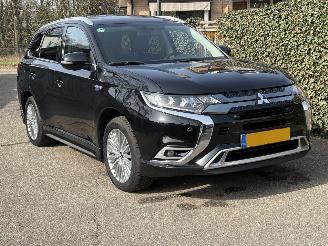 uszkodzony samochody osobowe Mitsubishi Outlander 2.4 PHEV Intense+ HYBRIDE HALFLEER PANO AIRO KIT AUTOMAAT 210PK 2021/8