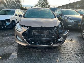 Vaurioauto  passenger cars Hyundai I-30 1.6 GDI Blue 16V Hatchback  Benzine 1.591cc 99kW (135pk) FWD 2011-12/2016-12 (GDHB5P5; GDHB5P6; GDHB5PD; GDHB5PE) G4FD; EURO4 2012/3