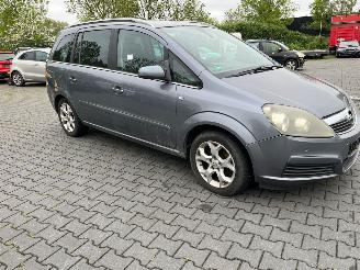Opel Zafira 2.2 16V Direct Ecotec MPV picture 9