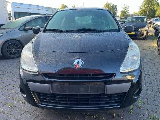 Damaged car Renault Clio 1.2 16V 65 Hatchback  Benzine 1.149cc 48kW (65pk) 2010/1