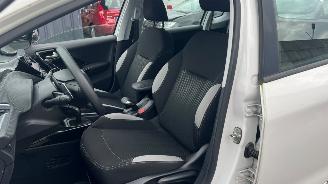 Peugeot 2008 1.2 Vti 12V PureTech 82 picture 19