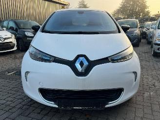 Vaurioauto  passenger cars Renault Zoé 46kW Hatchback 4Dr Elektrisch  46kW (63pk) FWD 2012-06 (AGVYA; AGVYC) 5AM450; 5AMB4; 5AQ601 2013/9