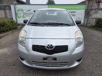 Vaurioauto  passenger cars Toyota Yaris 1.0 12V VVT-i Hatchback  Benzine 998cc 51kW (69pk) 2008/8