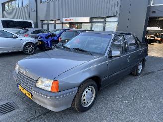 Coche accidentado Opel Kadett 1.6i LS 1988/3