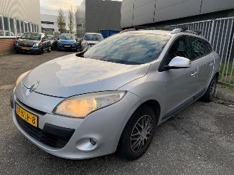 Voiture accidenté Renault Mégane Grandtour 1.6 16V Combi/o 4Dr Benzine 1.598cc 74kW (101pk) FWD 2009-05/2015-08 (KZ0H; KZ1R) K4M848; K4MP8 2010/10