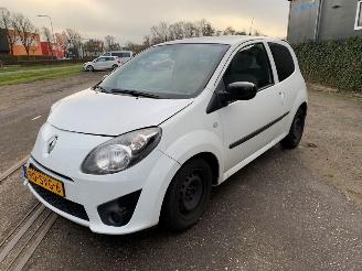 uszkodzony samochody osobowe Renault Twingo 1.2 16V Hatchback 2Dr Benzine 1.149cc 55kW (75pk) FWD 2011-10/2014-09 (CN01; CND1; CNF1; CNJ1; CNJ6; CNL1; CNL6) D4F764; D4FE7 2011/12
