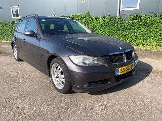 damaged passenger cars BMW 3-serie 320i 16V Combi/o  Benzine 1.995cc 110kW (150pk) RWD 2005-09/2012-06 (VR71; VR72) N46B20B 2006/1