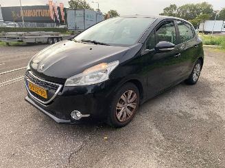 Auto incidentate Peugeot 208 1.2 Vti 12V PureTech 82 Hatchback  Benzine 1.199cc 60kW (82pk) FWD 2012-03/2019-12 (CAHMZ; CCHMZ) EB2F; HMZ 2013/6