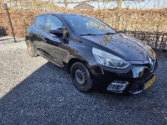 Damaged car Renault Clio 0.9 TCe Eco2 Expression 2016/8