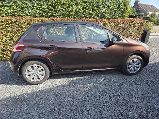 Voiture accidenté Peugeot 208 1.2 VTI Envy 2013/4