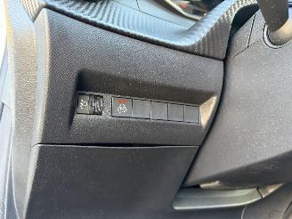 Peugeot 208  picture 18