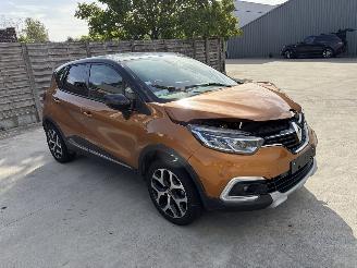 Vaurioauto  passenger cars Renault Captur 1.3i - 16V TURBO TCE 130 2019/5