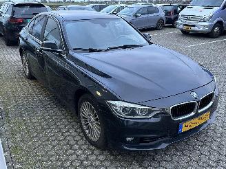 Unfallwagen BMW 3-serie 318i Luxury 2016/1