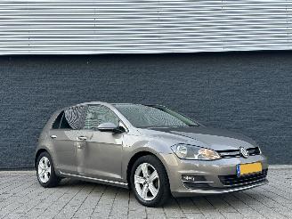 Voiture accidenté Volkswagen Golf 1.0 TSI HighLine 2017/1