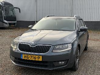 skadebil auto Skoda Octavia Octavia Combi 1.6 TDI DSG Greentech 2015/10