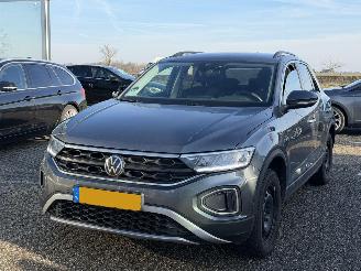 krockskadad bil auto Volkswagen T-Roc 1.5 TSI Life Business AUTOMAAT 2023/8