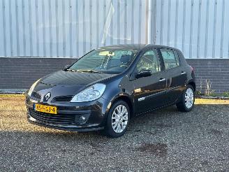 Vaurioauto  passenger cars Renault Clio 1.2 TCE Special Rip Curl 2008/11