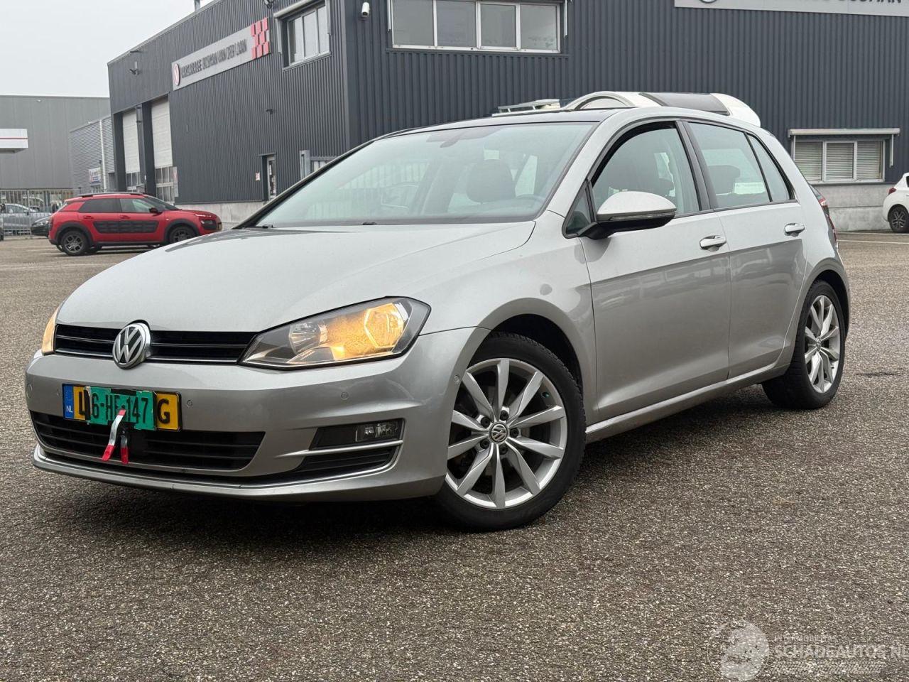 Volkswagen Golf Volkswagen Golf 1.4 TSI PANO/KEY-LESS Connected Series