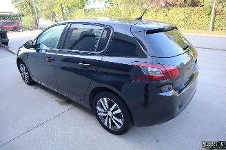 Peugeot 308 1.2 BENZ picture 5